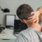Hombre con dolor cervical, posible indicio de que necesita un osteópata en Valladolid.